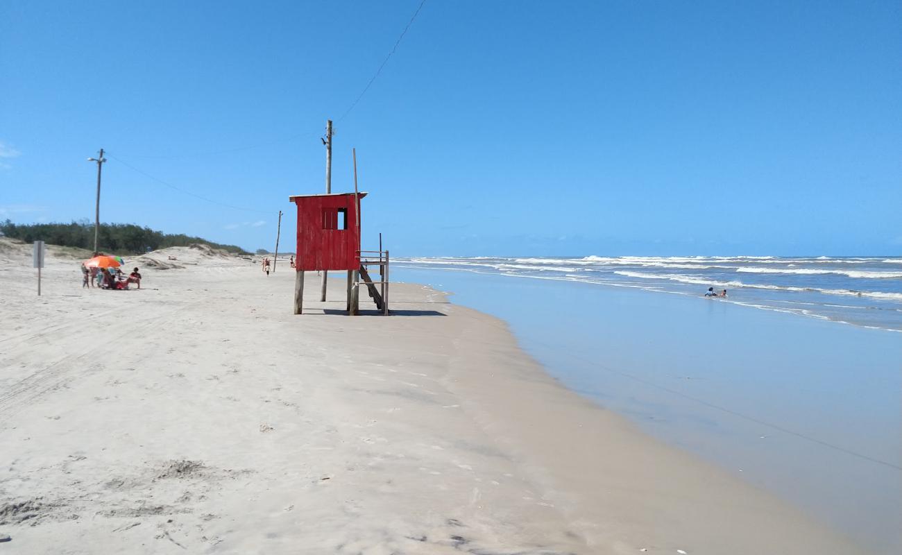 Foto de Playa Mostardense con brillante arena fina superficie