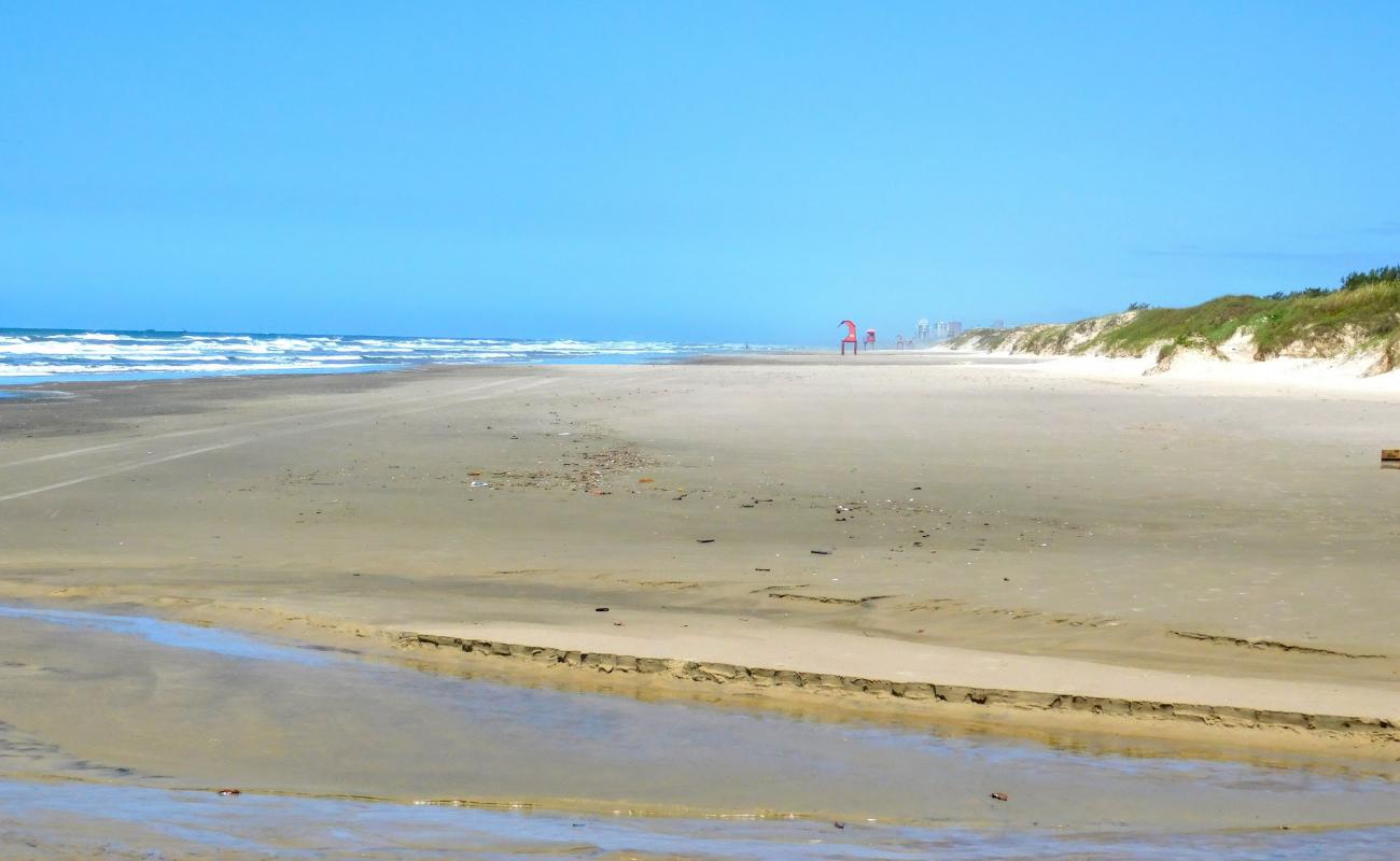 Foto de Playa Mariluz con brillante arena fina superficie