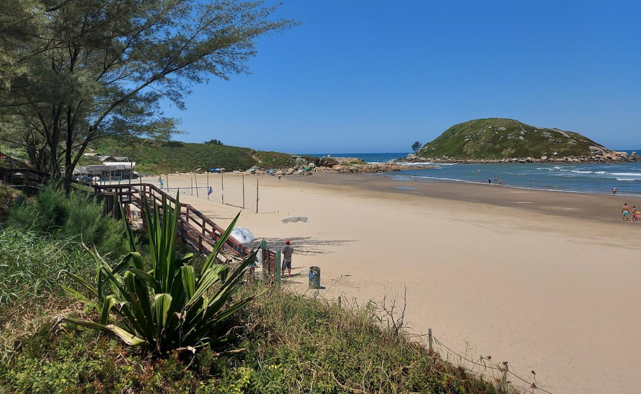 Foto de Praia de Imbituba con brillante arena fina superficie