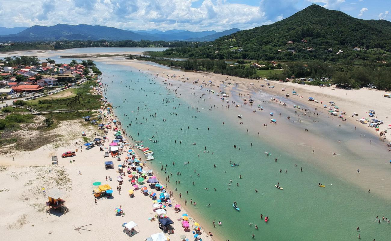 Foto de Praia de Ibiraquera con brillante arena fina superficie