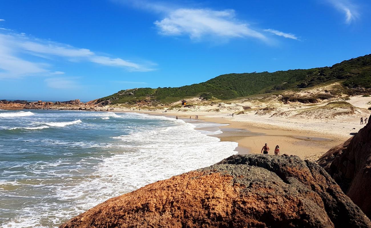 Foto de Prainha Guarda do Embau con arena brillante superficie