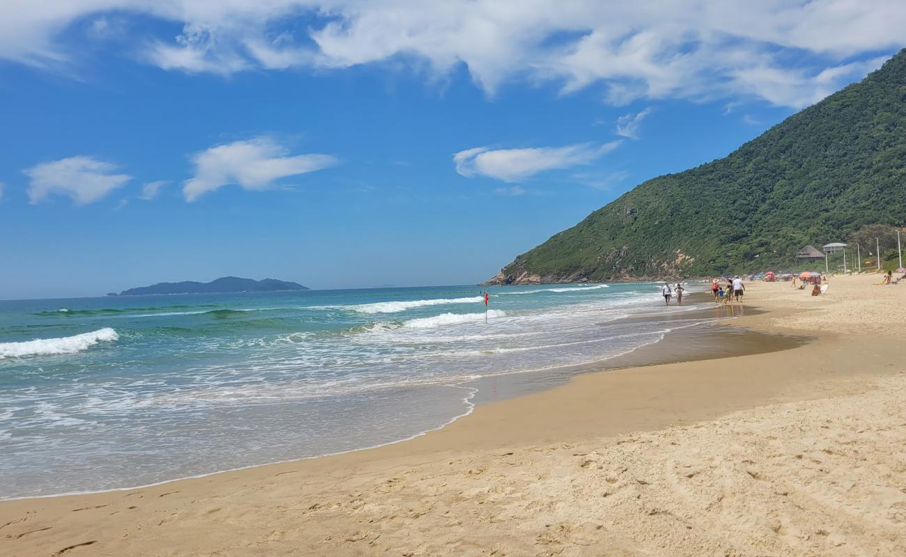 Foto de Playa Rio das Pacas con arena brillante superficie