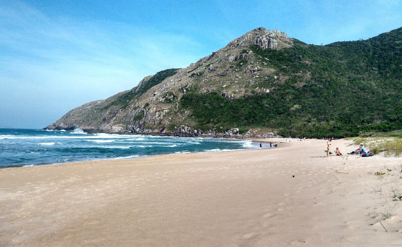 Foto de Praia da Lagoinha do Leste con brillante arena fina superficie