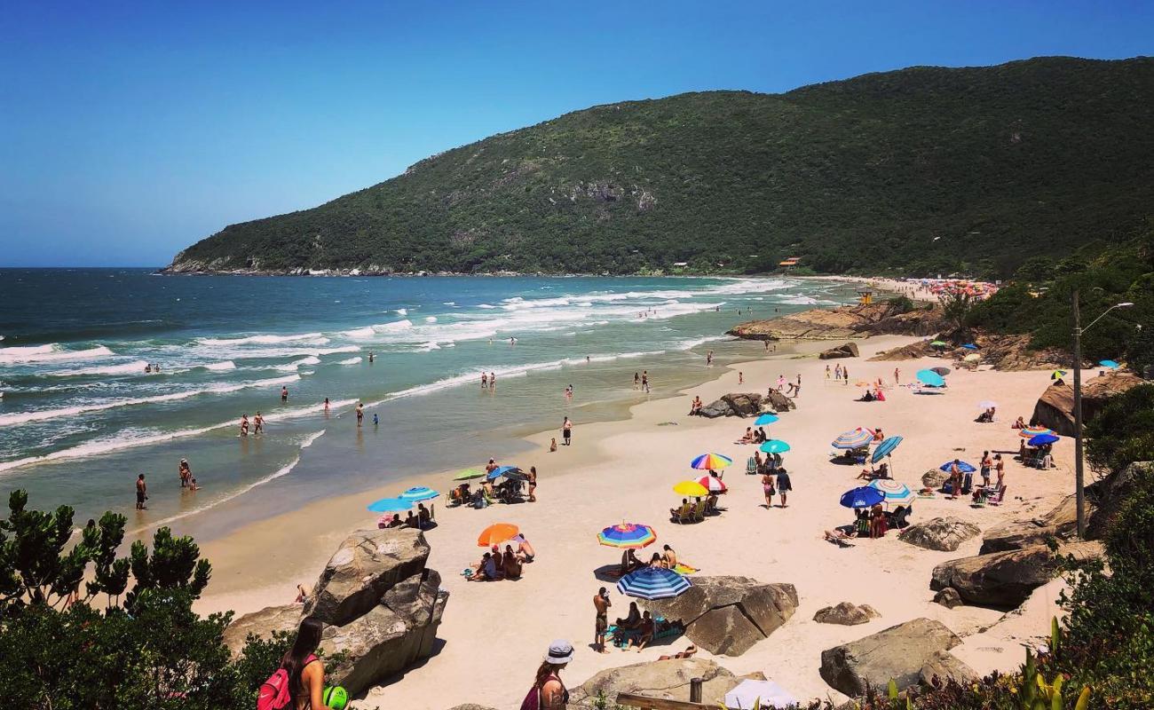 Foto de Praia do Matadeiro con brillante arena fina superficie