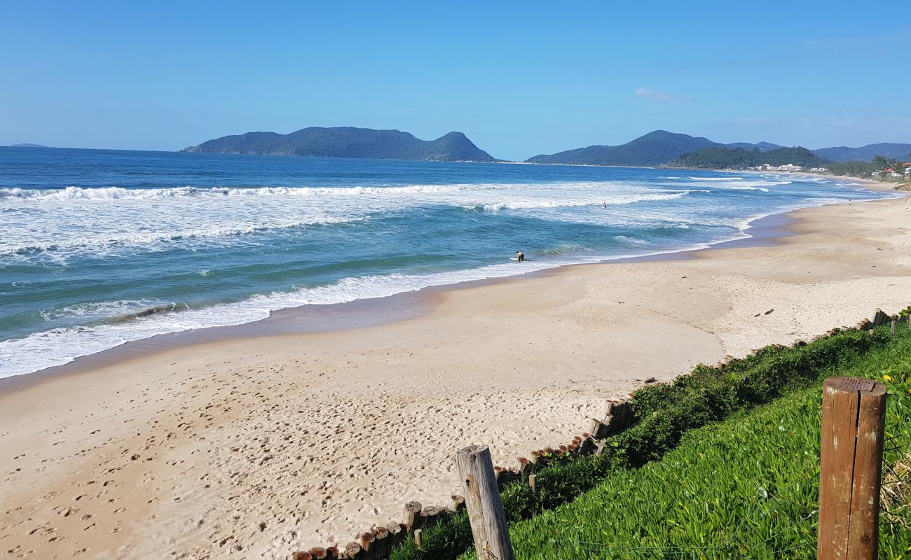 Foto de Praia do Morro das Pedras II con brillante arena fina superficie