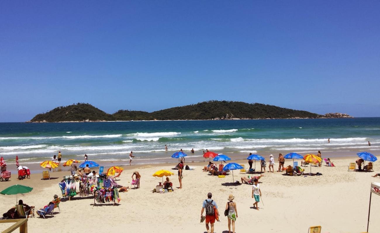 Foto de Praia do Morro das Pedras con brillante arena fina superficie