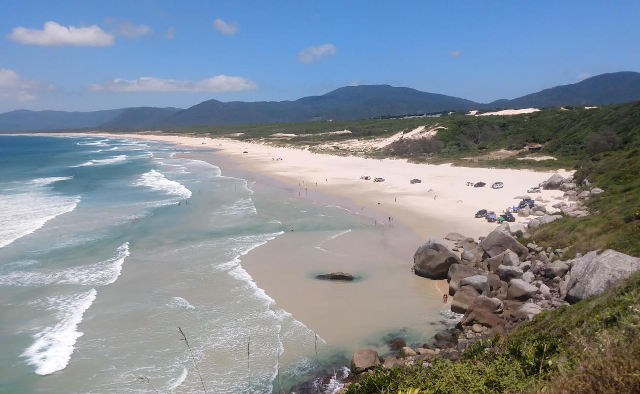 Foto de Praia do Moiambique con brillante arena fina superficie