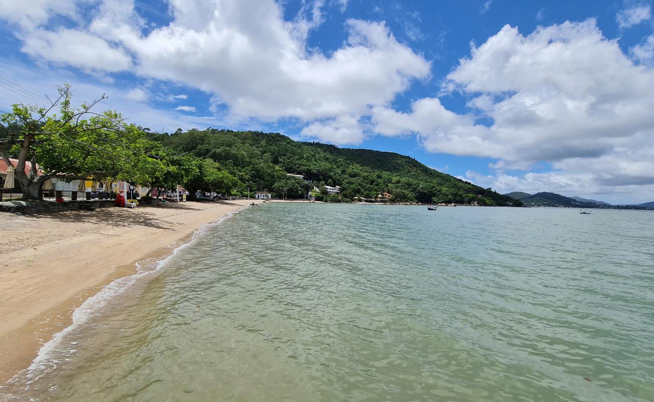 Foto de Praia do Sambaqui con arena brillante superficie