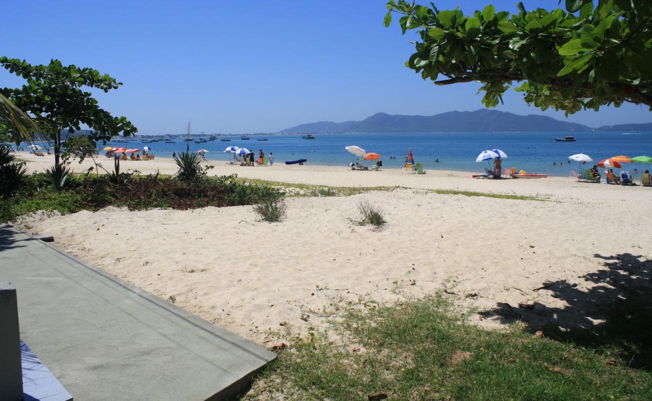 Foto de Praia de Zimbros con arena brillante superficie