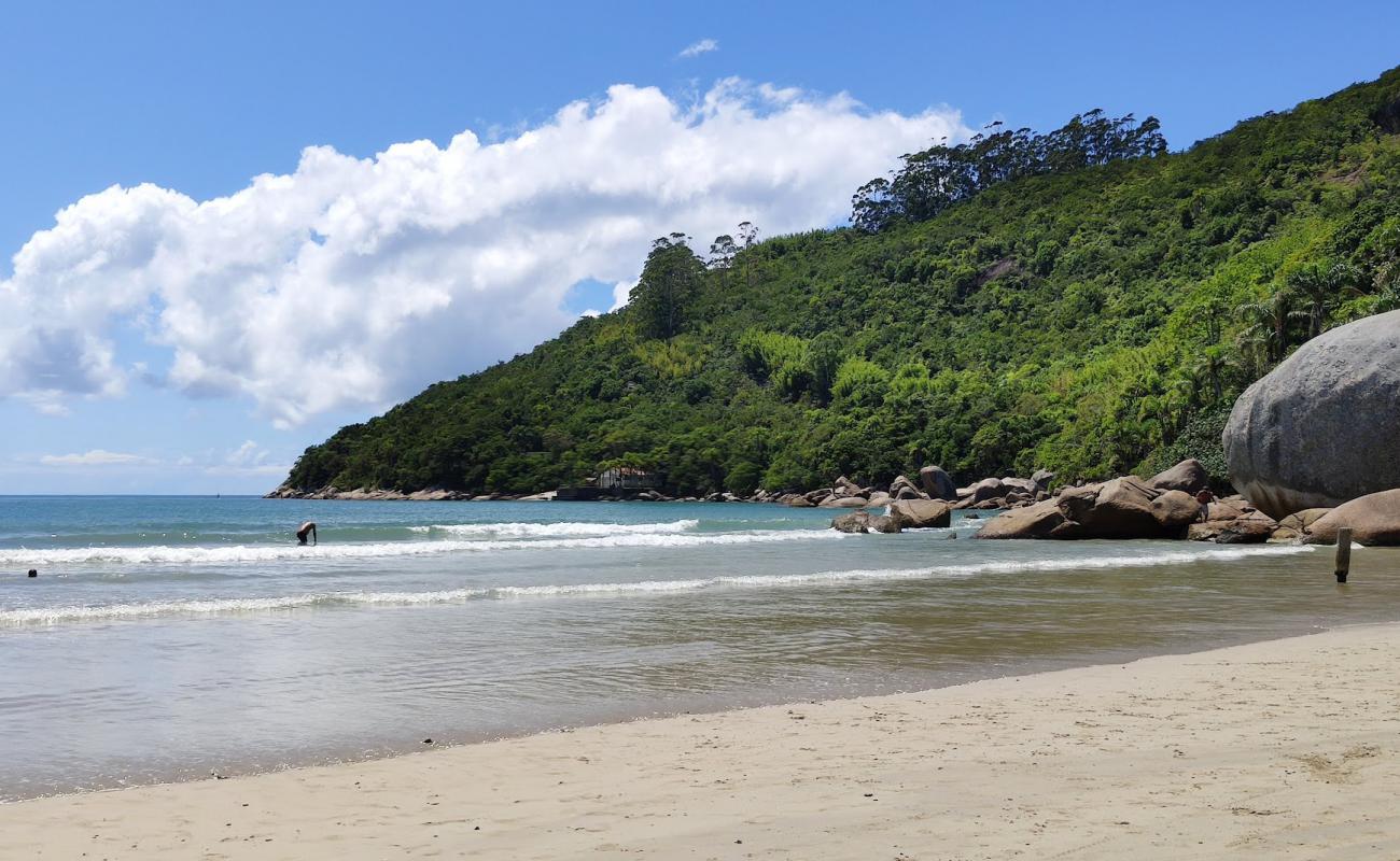 Foto de Praia do Conceicao con brillante arena fina superficie