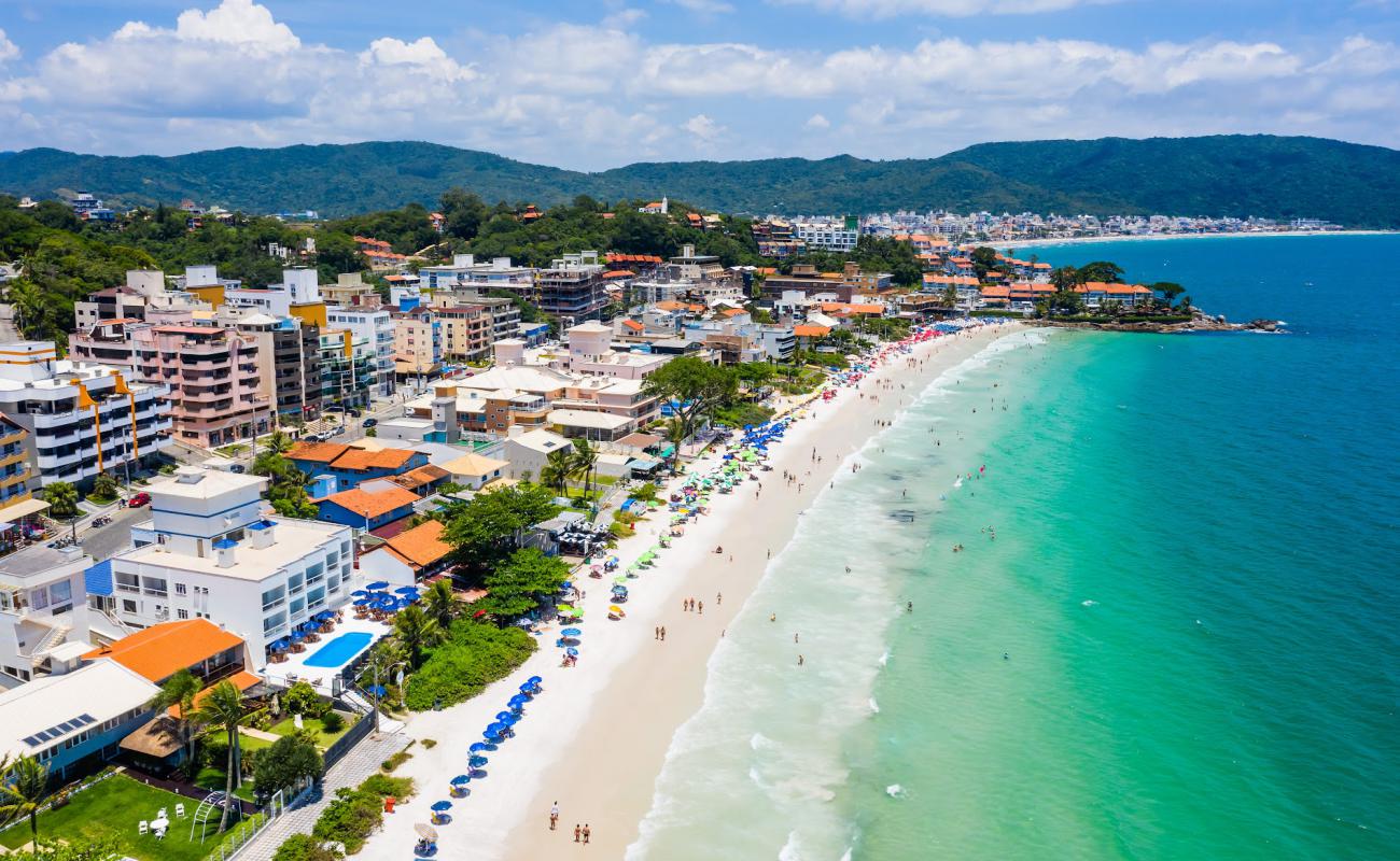 Foto de Playa de Bombinhas con brillante arena fina superficie