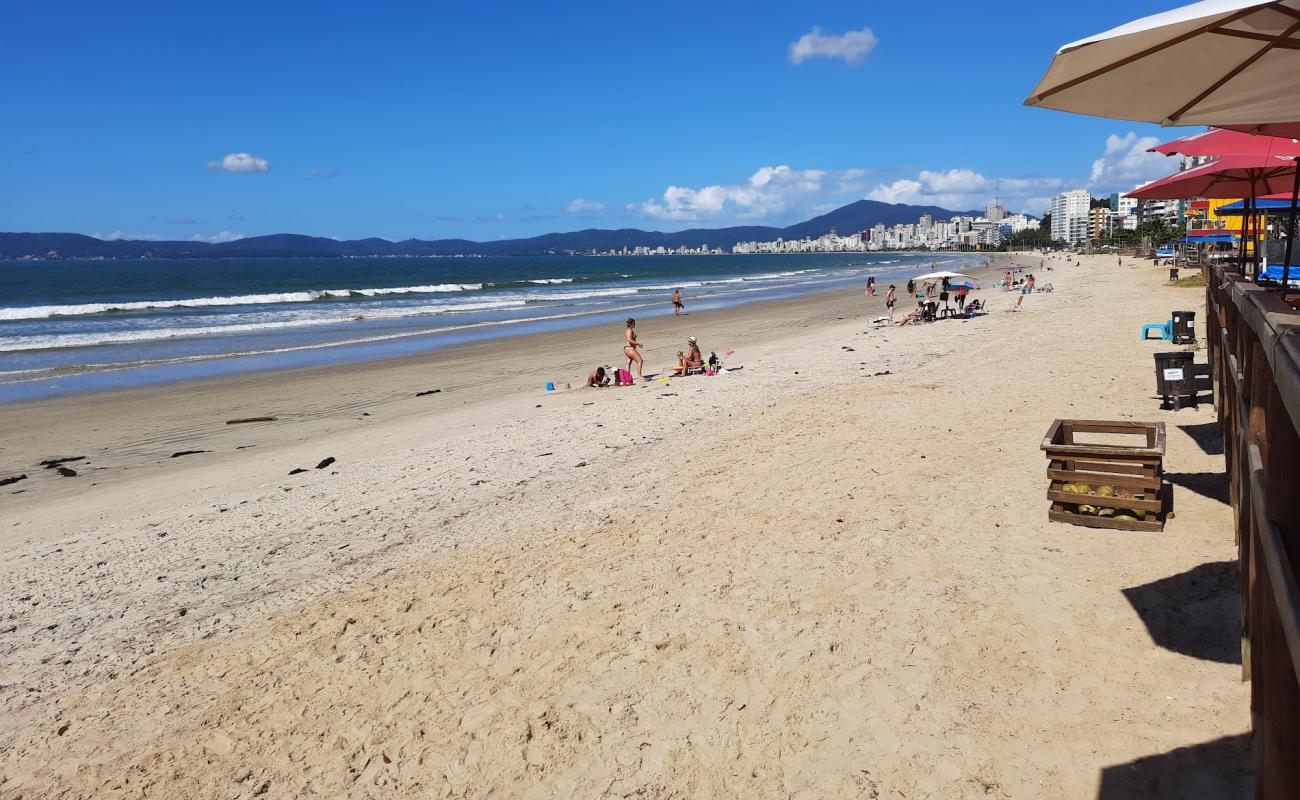 Foto de Praia de Itapema con arena brillante superficie