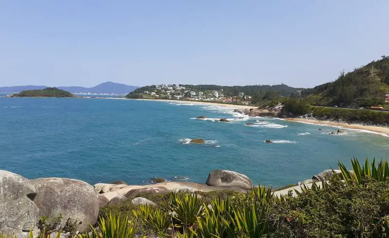 Foto de Praia da Ilhota con brillante arena fina superficie