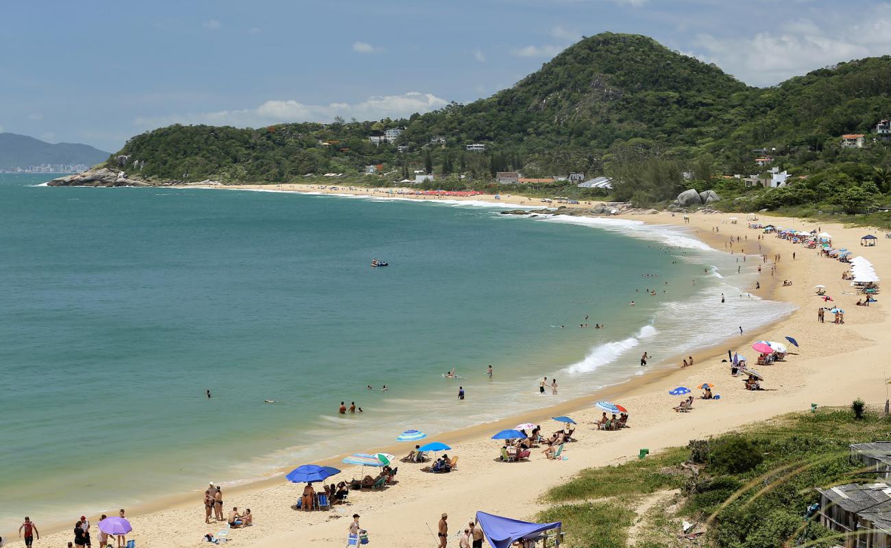 Foto de Praia do Estaleiro con arena brillante superficie