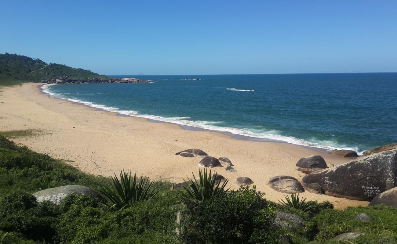 Foto de Praia de Taquarinhas respaldado por acantilados