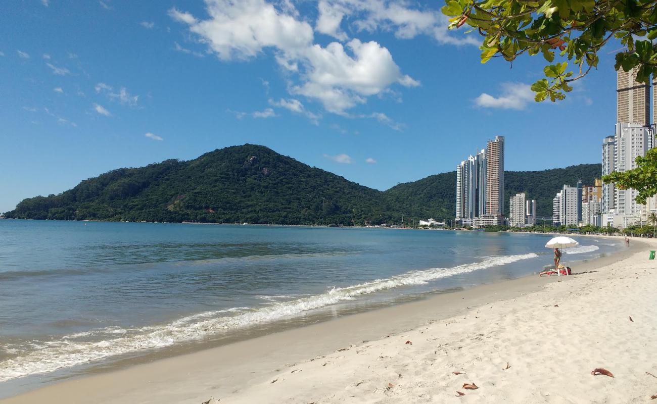 Foto de Praia de Camboriu con arena brillante superficie