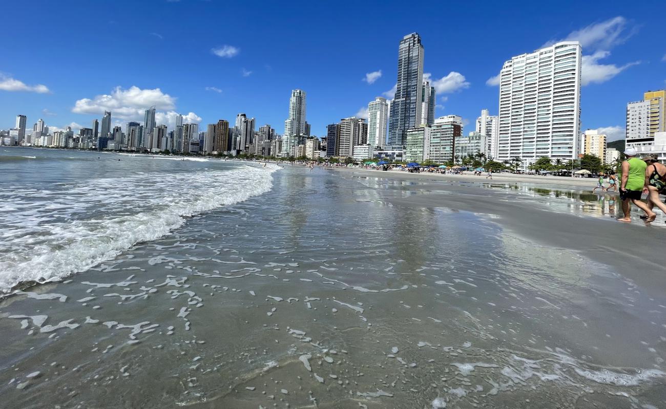 Foto de Praia de Camboriu II con arena brillante superficie