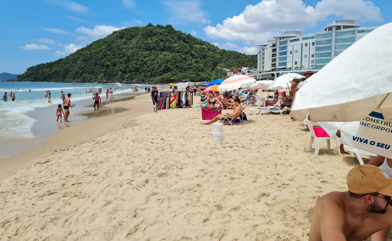 Foto de Praia dos Amores con arena brillante superficie