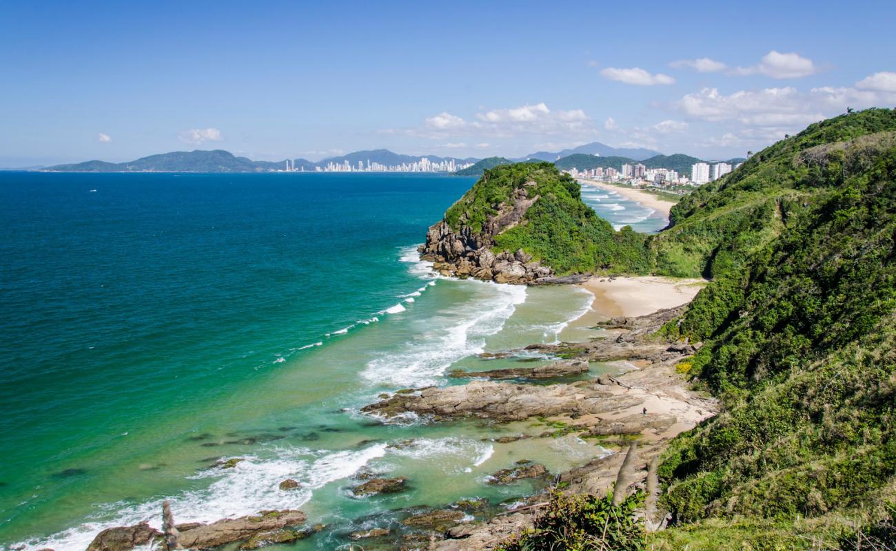 Foto de Playa Lonely con arena brillante superficie