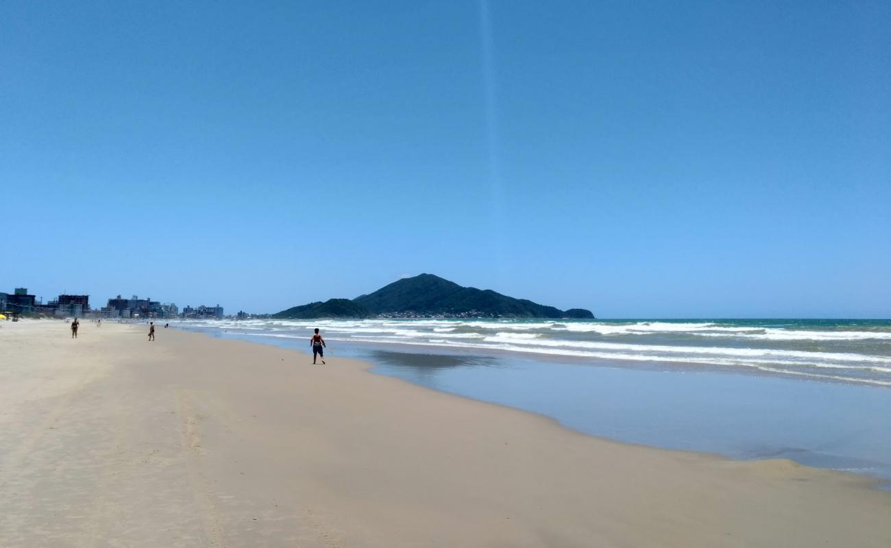 Foto de Meia Praia con brillante arena fina superficie