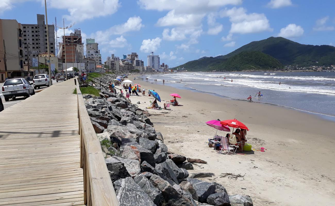 Foto de Praia de Gravata con brillante arena fina superficie