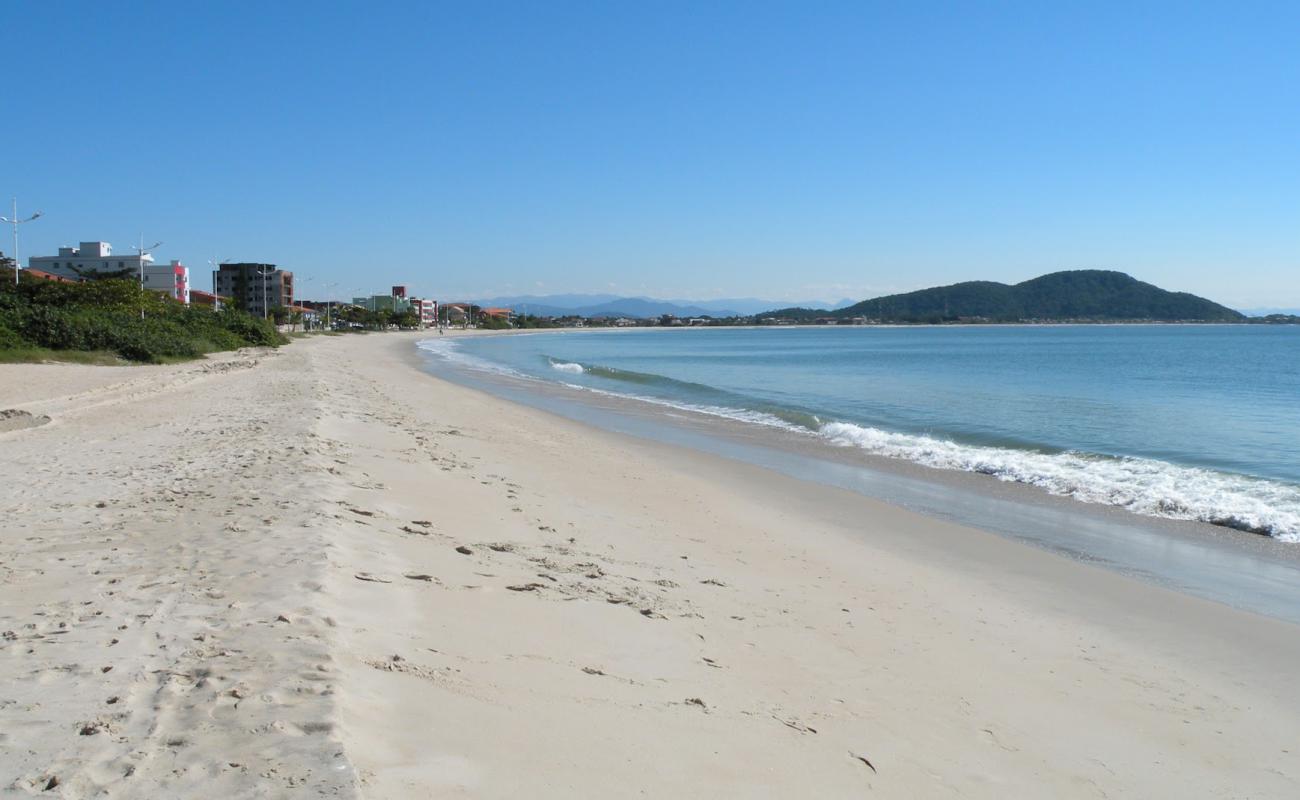 Foto de Playa Enseada con brillante arena fina superficie