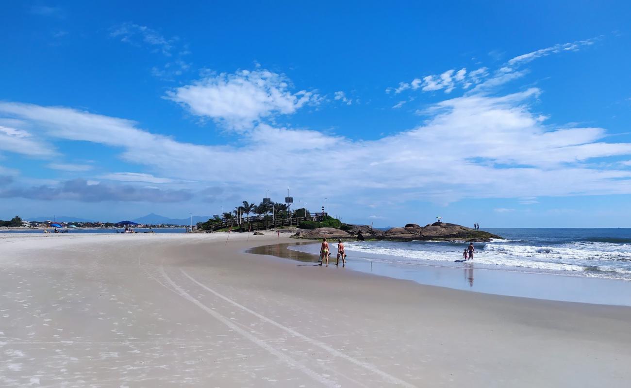 Foto de Playa de Itapema do Norte con brillante arena fina superficie