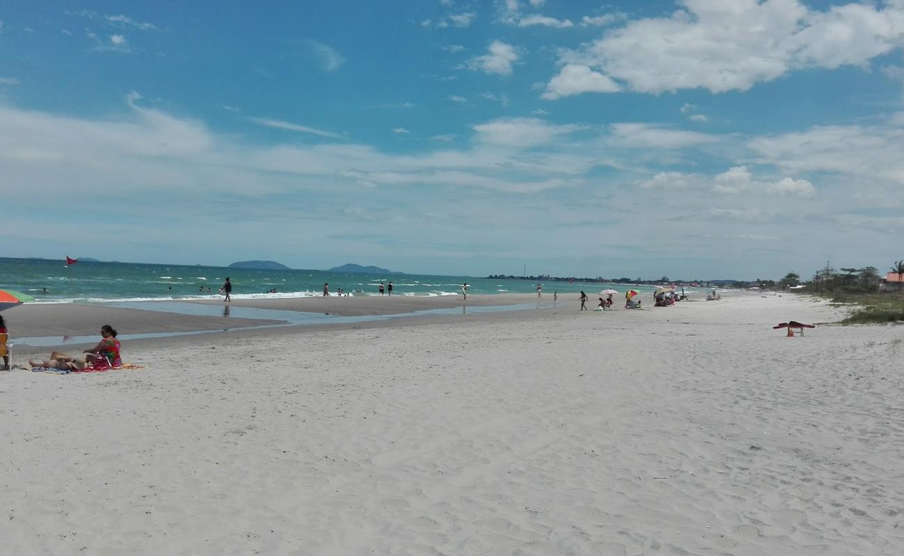 Foto de Playa Balneario Rainha con brillante arena fina superficie