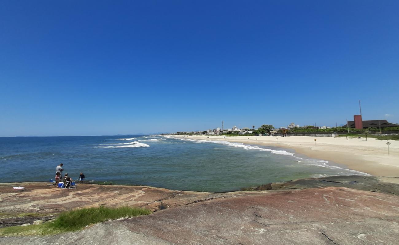 Foto de Playa de Guaratuba con brillante arena fina superficie