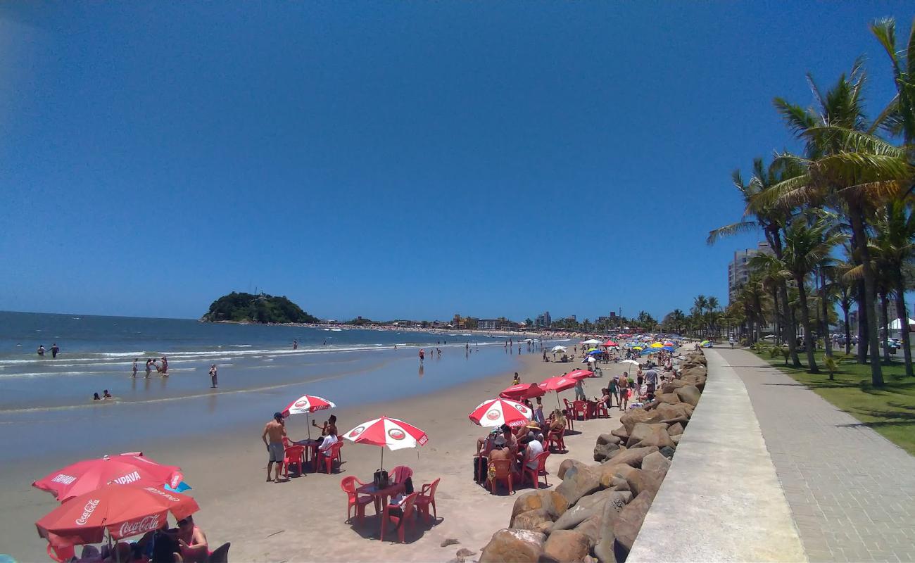 Foto de Playa de Guaratuba con brillante arena fina superficie