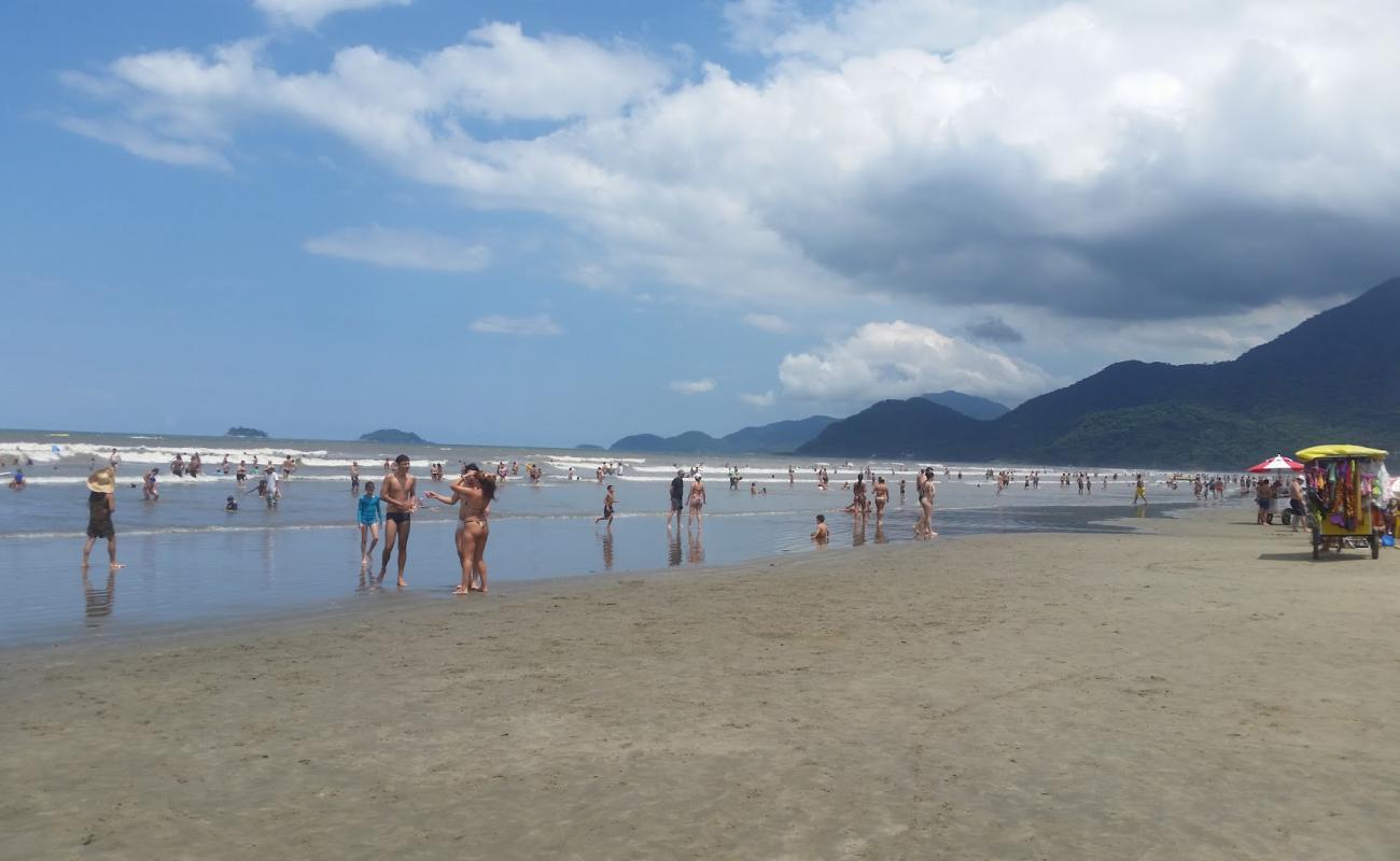 Foto de Playa de Peruibe con brillante arena fina superficie