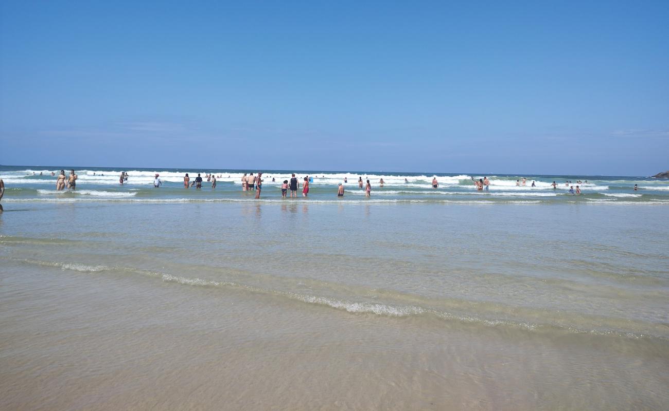 Foto de Playa de Pitangueiras con brillante arena fina superficie