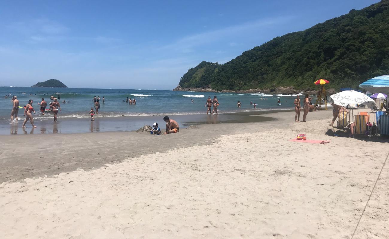 Foto de Playa de Camburi con brillante arena fina superficie