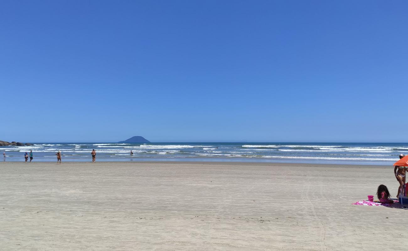 Foto de Playa de Guaratuba con brillante arena fina superficie