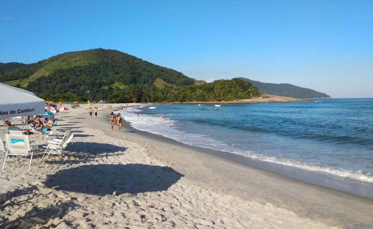 Foto de Playa de Camburi con brillante arena fina superficie