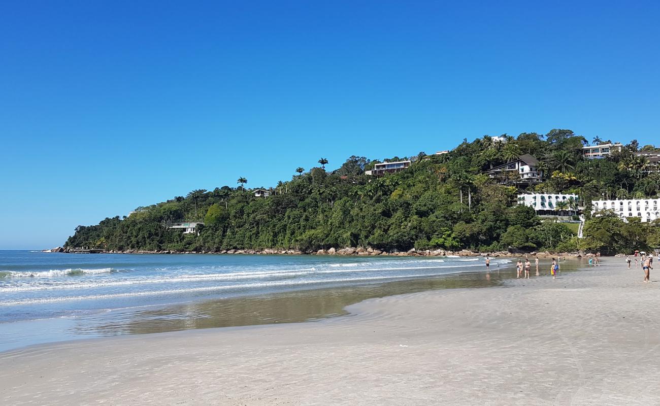 Foto de Praia das Toninhas con brillante arena fina superficie