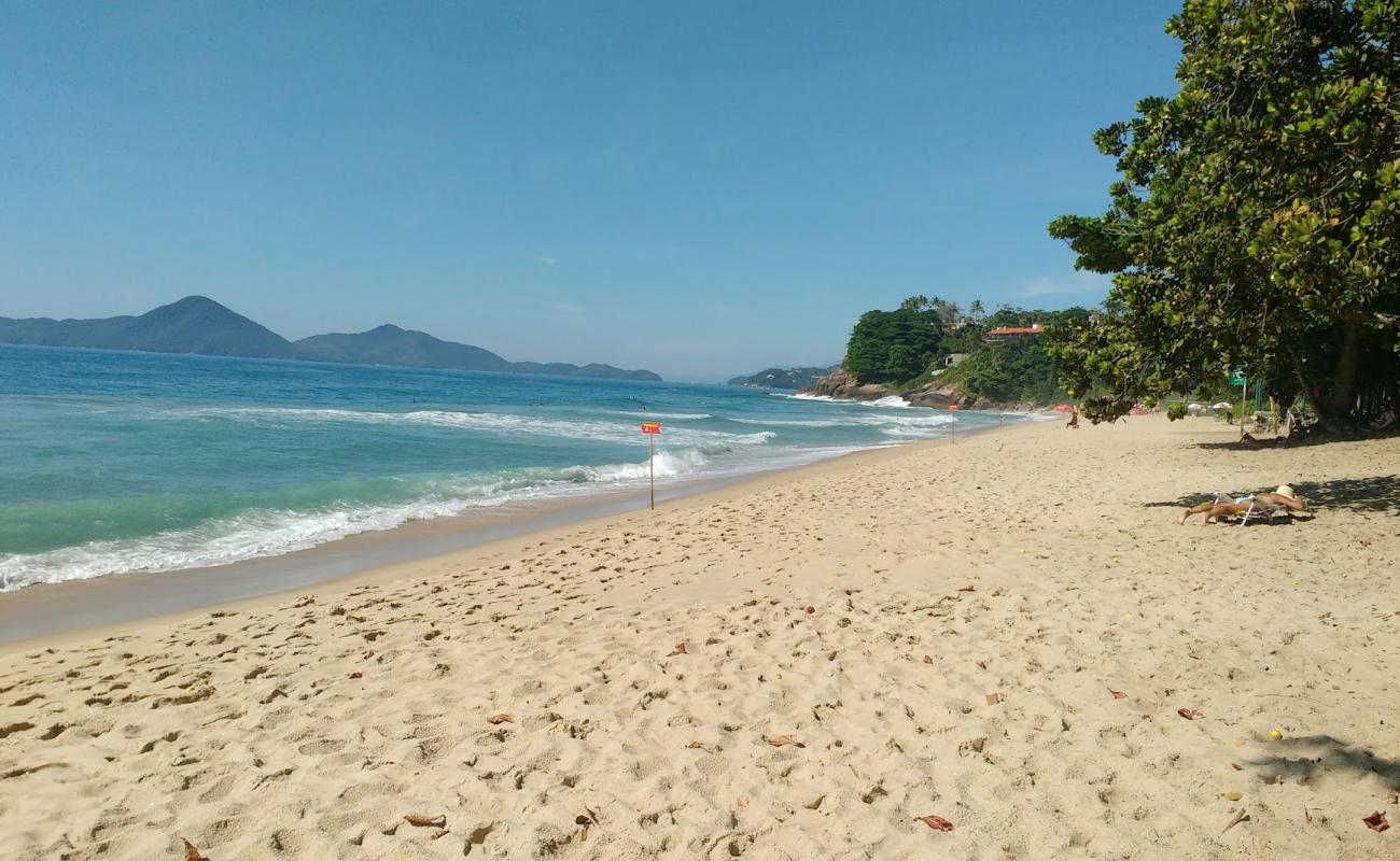 Foto de Playa Vermelha con arena brillante superficie