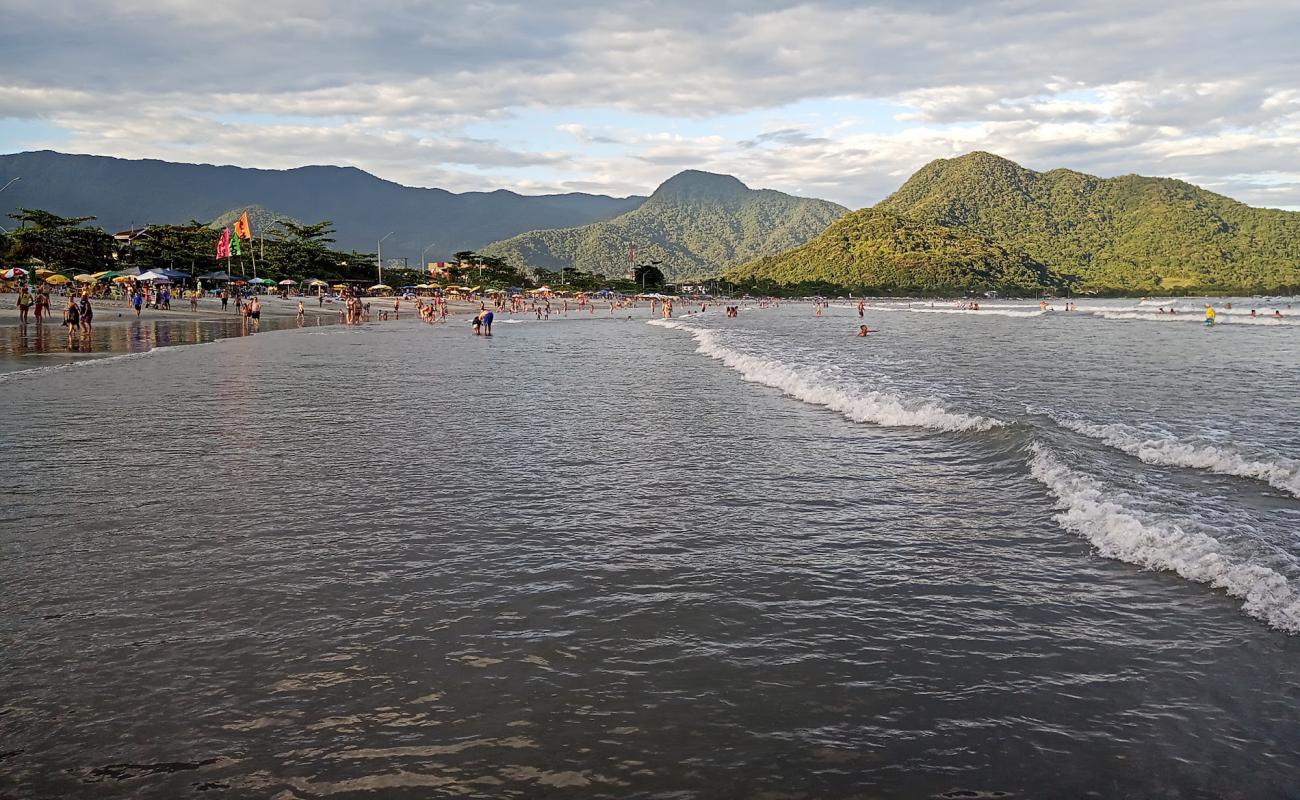 Foto de Playa Pereque-Acu con brillante arena fina superficie