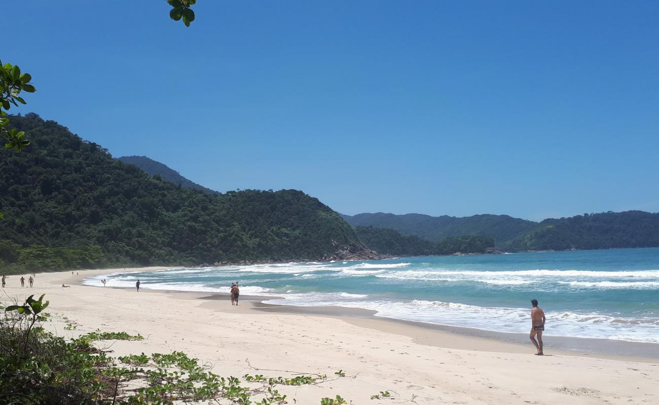 Foto de Praia Brava do Camburi con brillante arena fina superficie