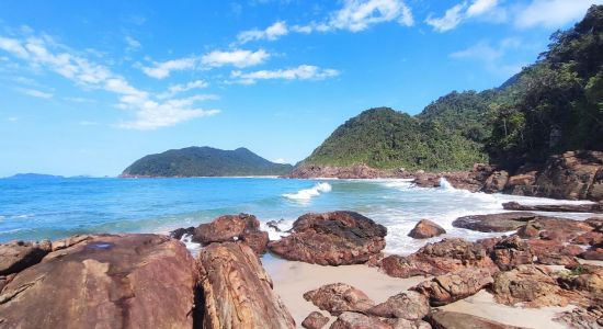 Pequeña playa de Camburi