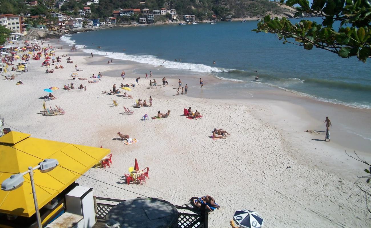 Foto de Playa de Barra de Guaratiba con brillante arena fina superficie