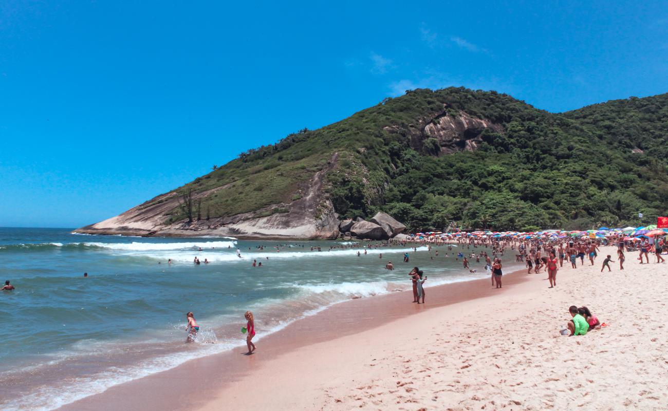 Foto de Playa de Grumari con brillante arena fina superficie