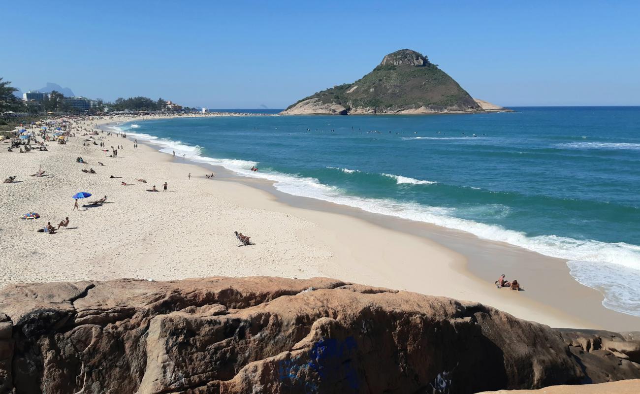 Foto de Playa de Sernambetiba con brillante arena fina superficie