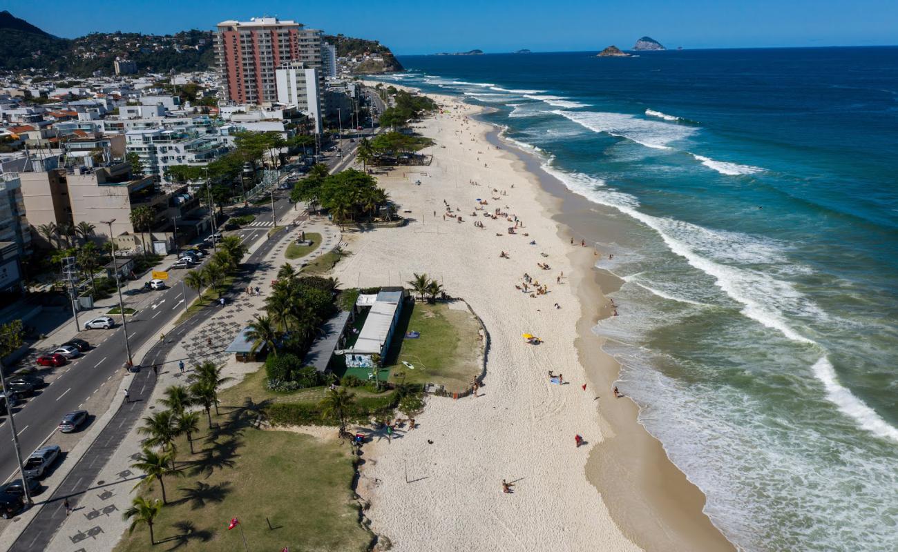 Foto de Playa de Barra da Tijuca con brillante arena fina superficie