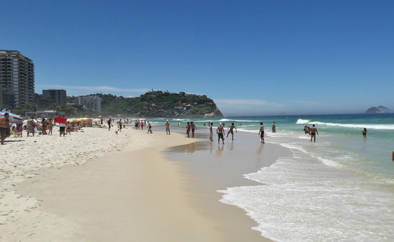 Foto de Playa Pepe con brillante arena fina superficie