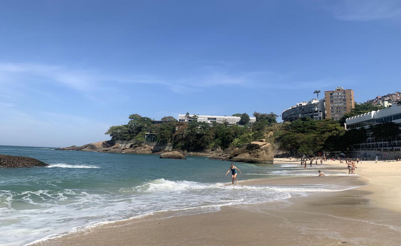 Foto de Praia do Vidigal con brillante arena fina superficie