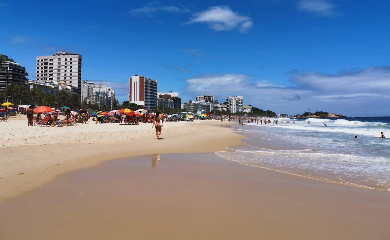 Foto de Playa de Ipanema con brillante arena fina superficie