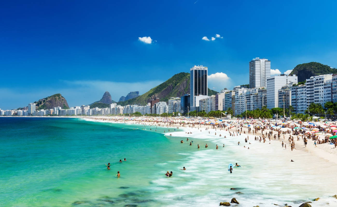 Foto de Playa de Copacabana con brillante arena fina superficie