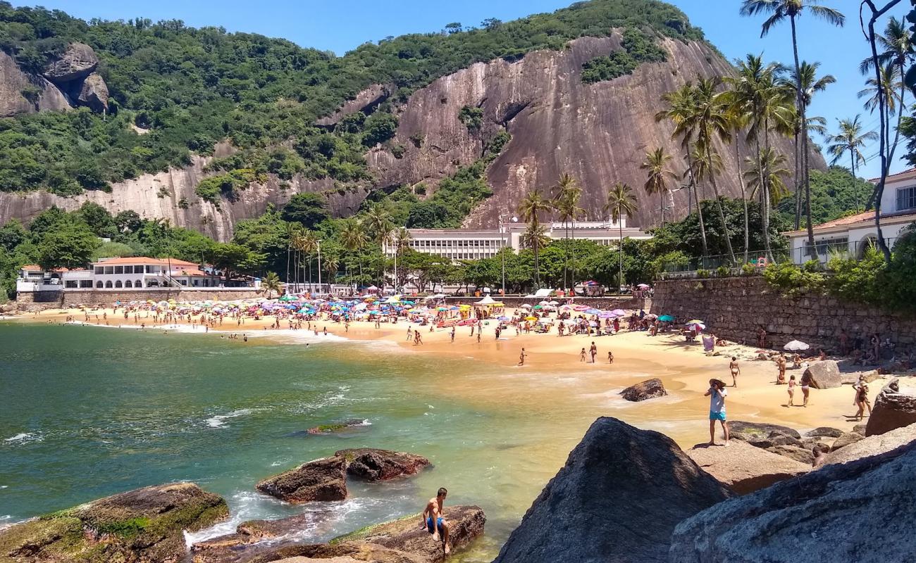 Foto de Playa Vermelha con brillante arena fina superficie