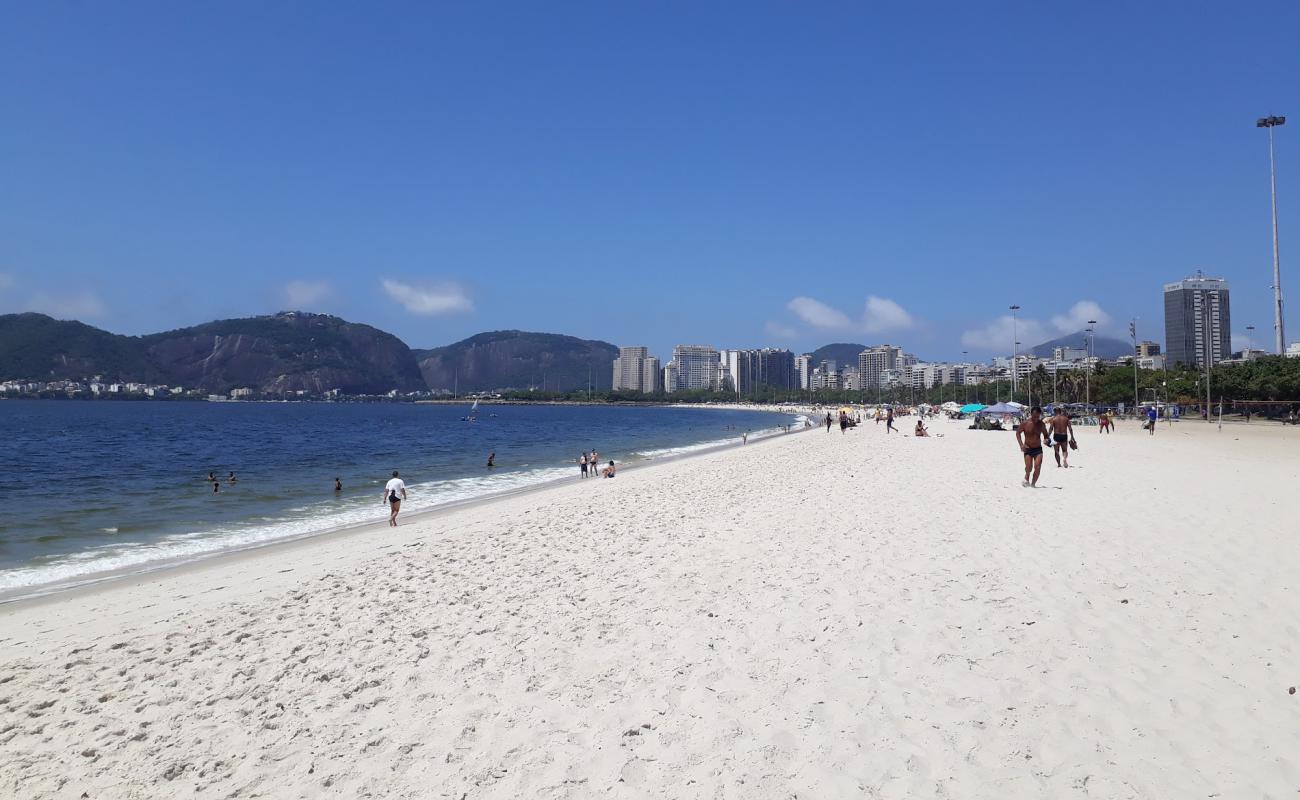 Foto de Praia do Flamengo con brillante arena fina superficie